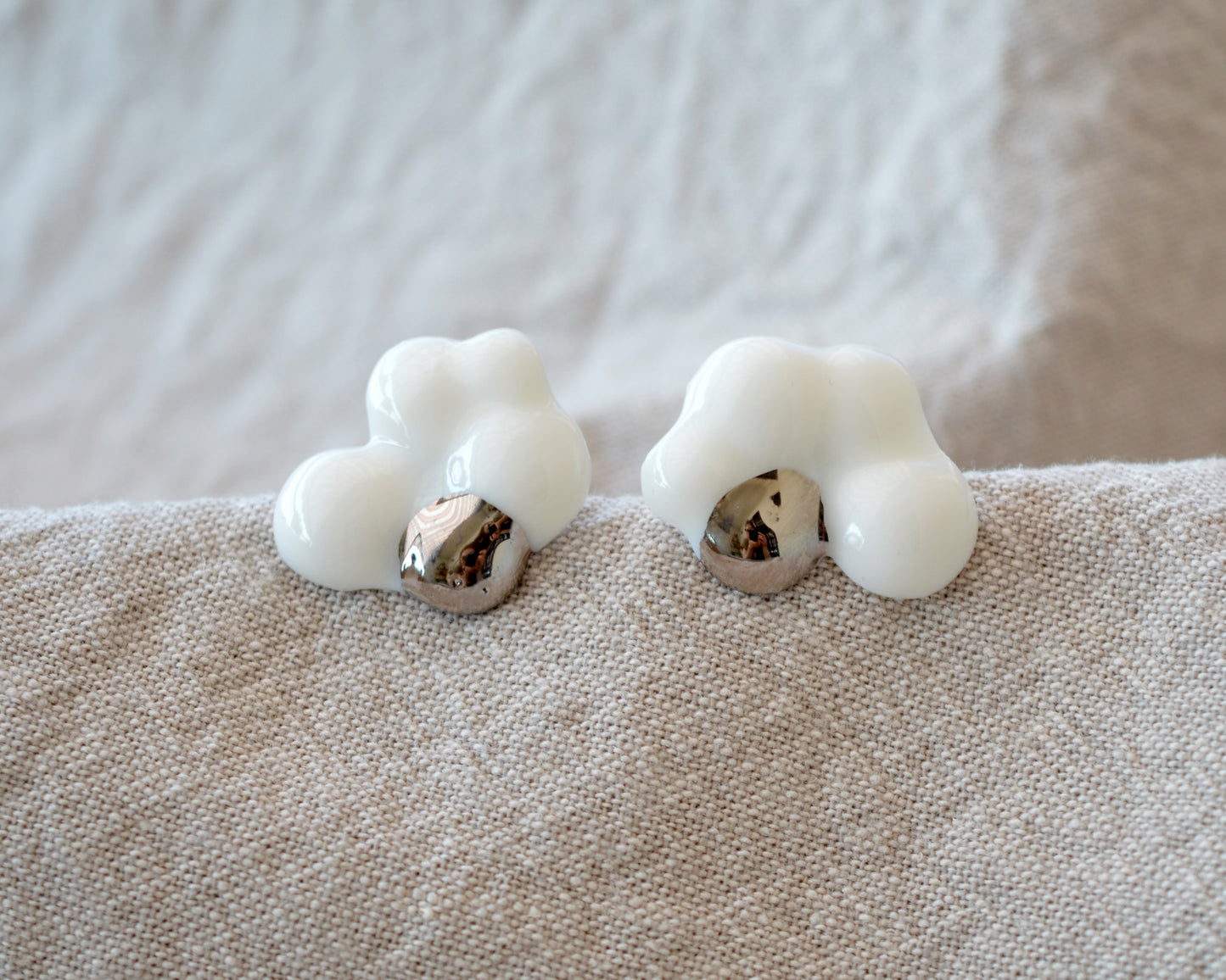 CLOUDS Raggio Medium porcelain earrings with gold or platinum decor