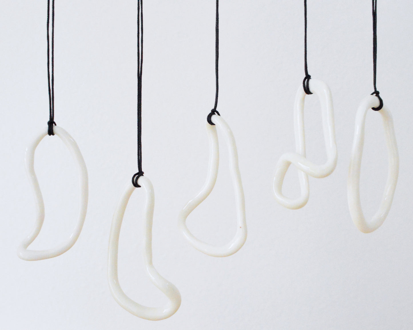 LOOP Collana minimalista in porcellana