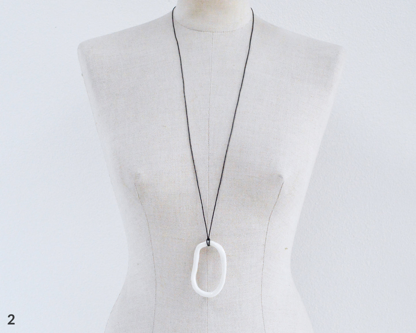 LOOP Collana minimalista in porcellana
