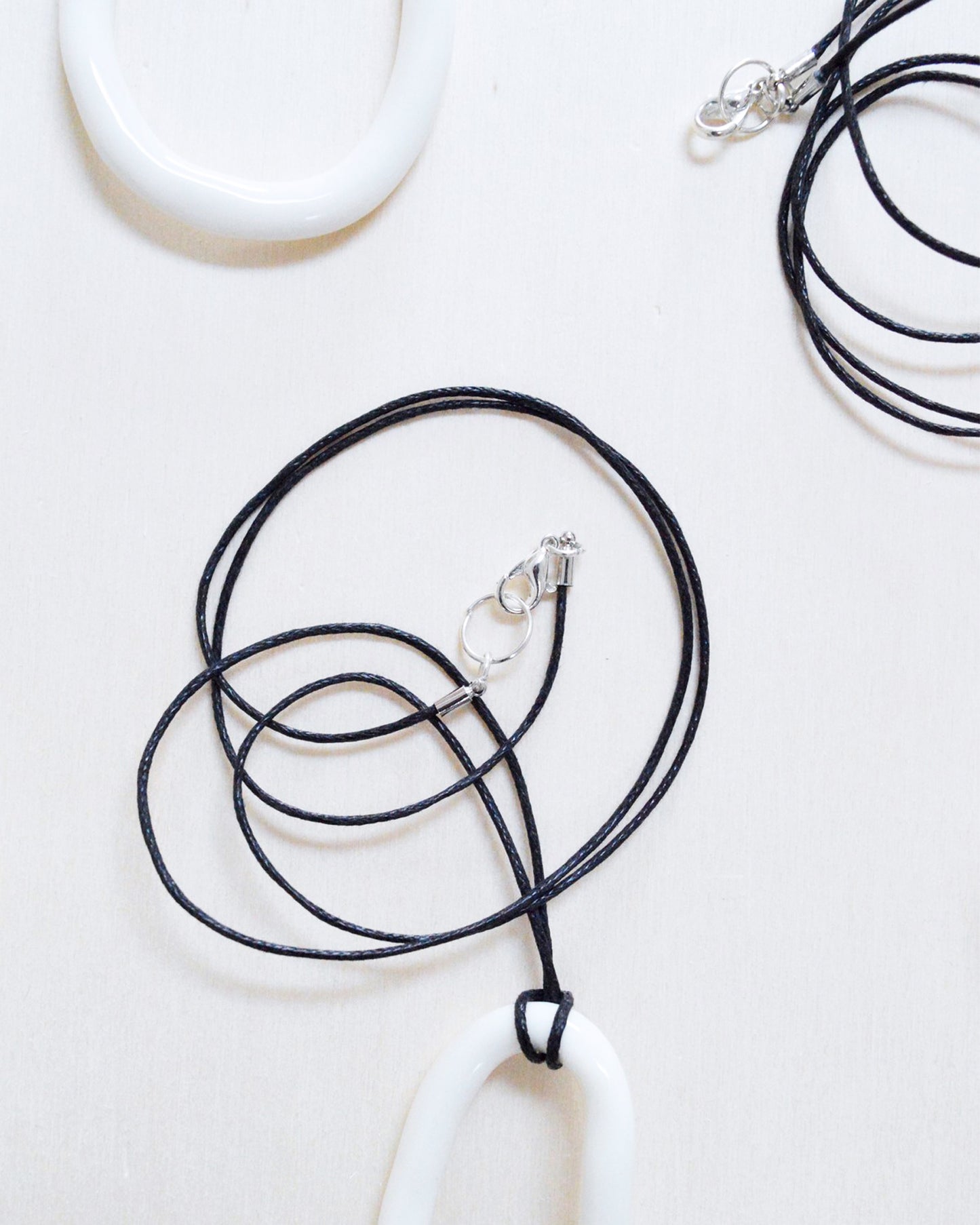 LOOP Collana minimalista in porcellana