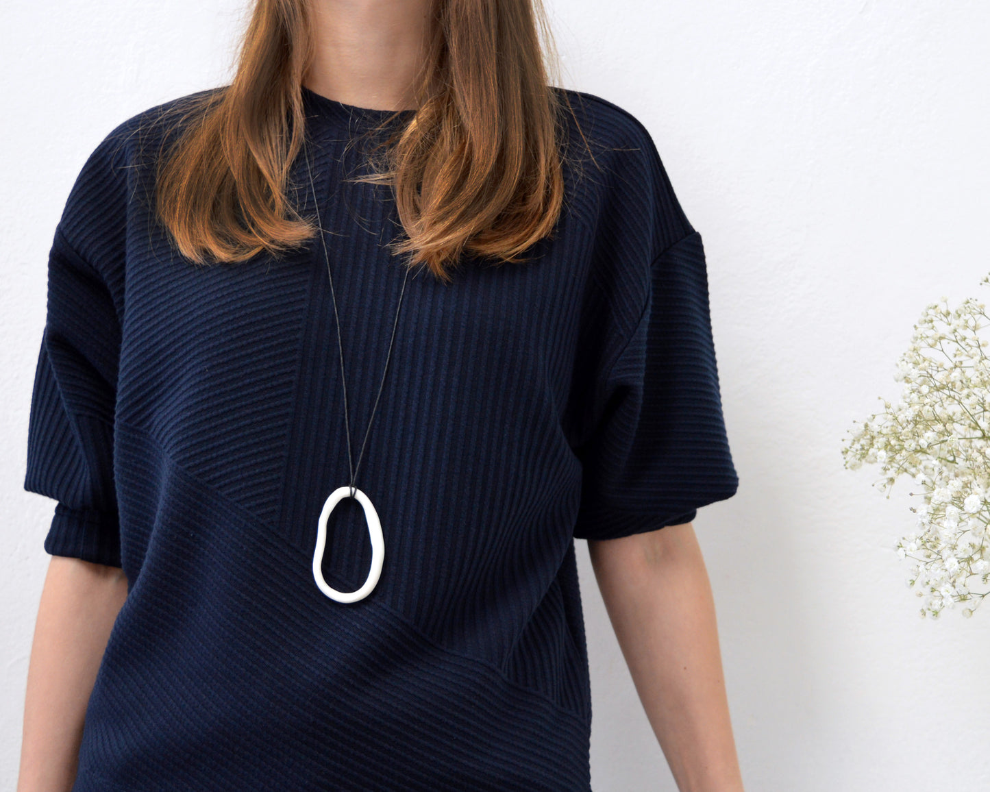 LOOP Collana minimalista in porcellana
