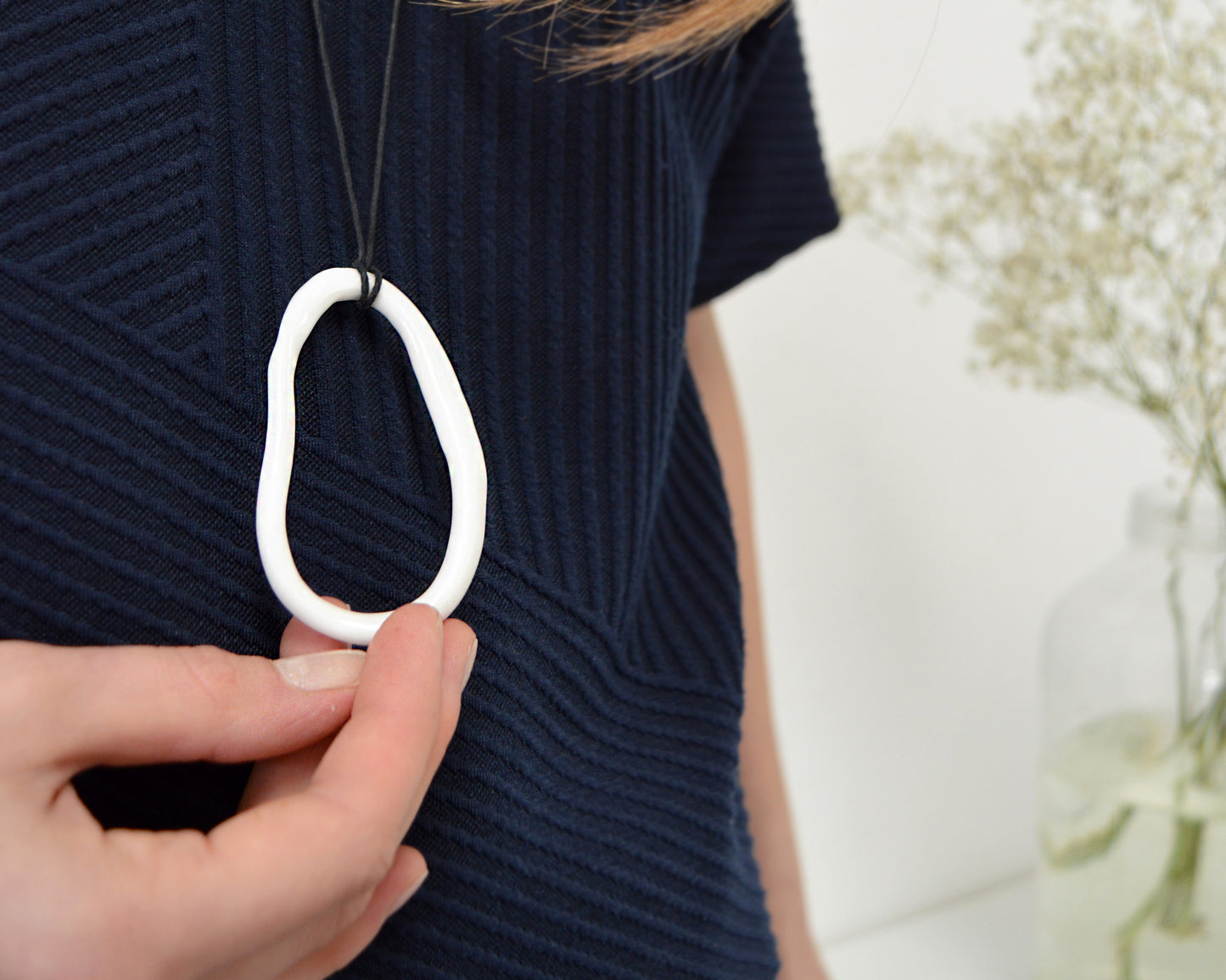 LOOP Collana minimalista in porcellana