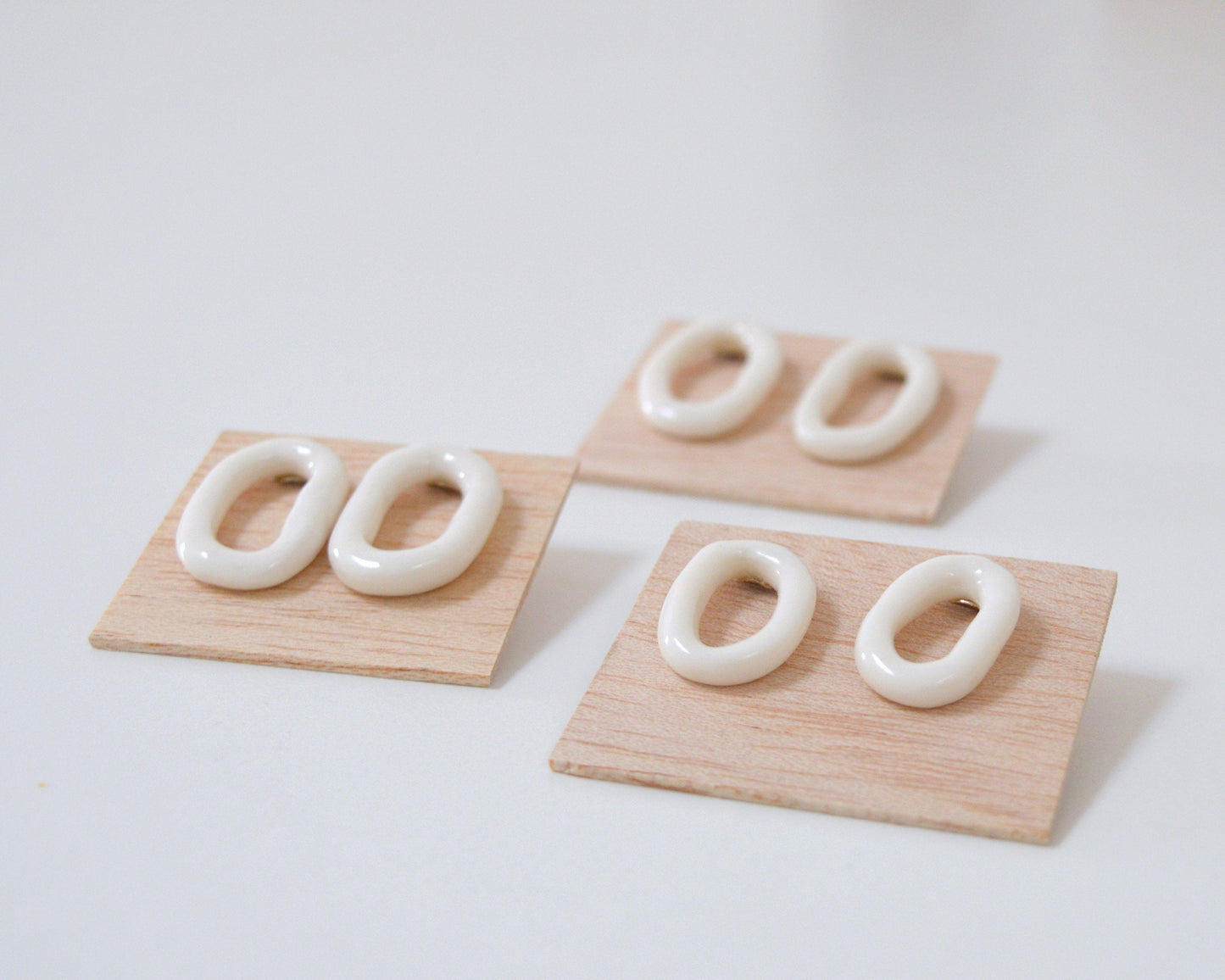 LOOP Orecchini minimalisti in porcellana