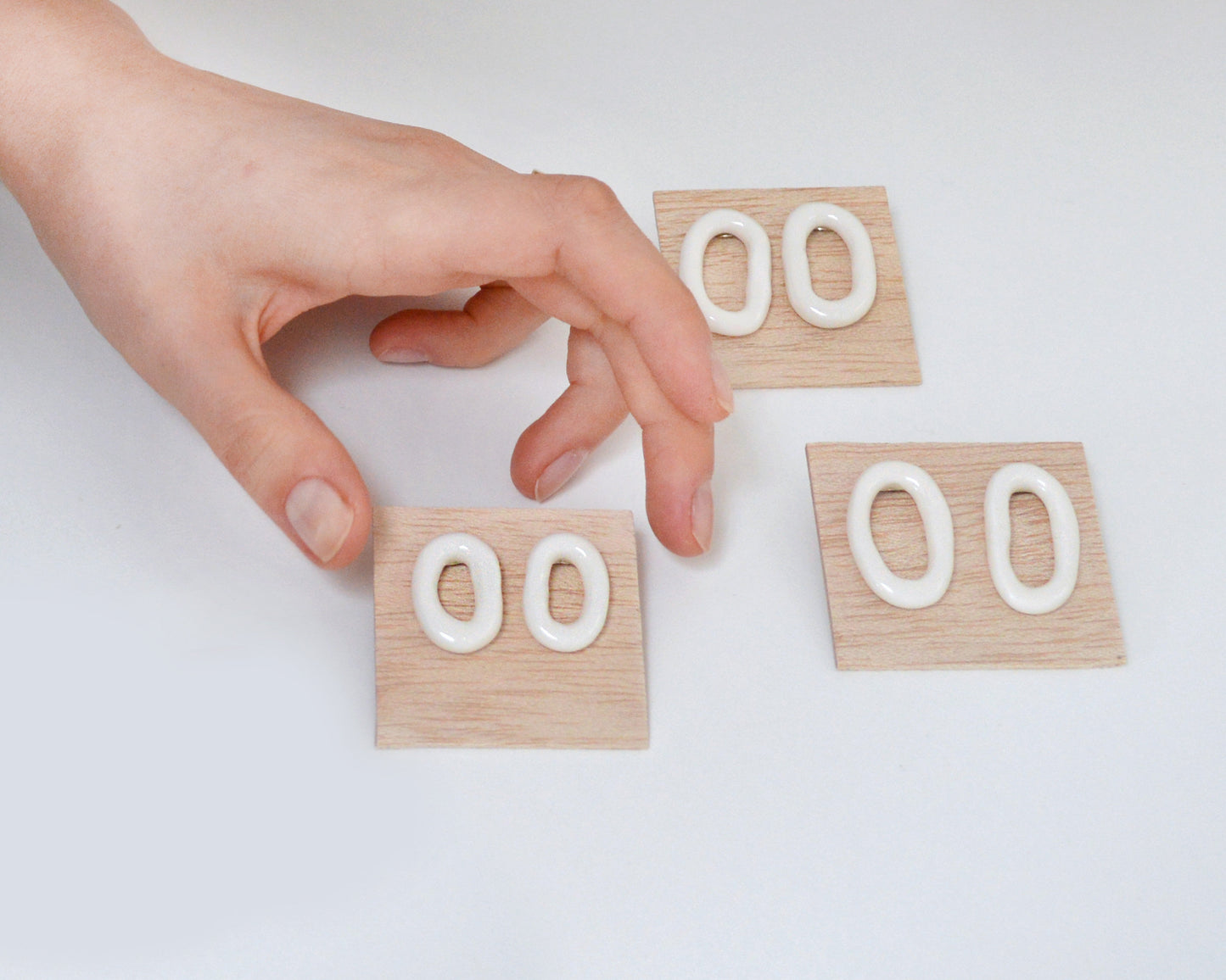 LOOP Orecchini minimalisti in porcellana