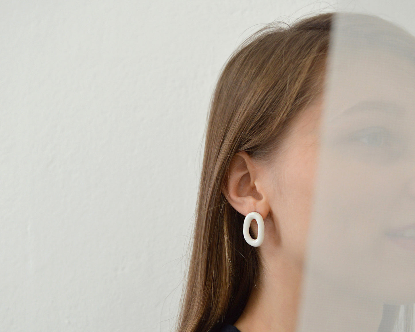 LOOP Orecchini minimalisti in porcellana