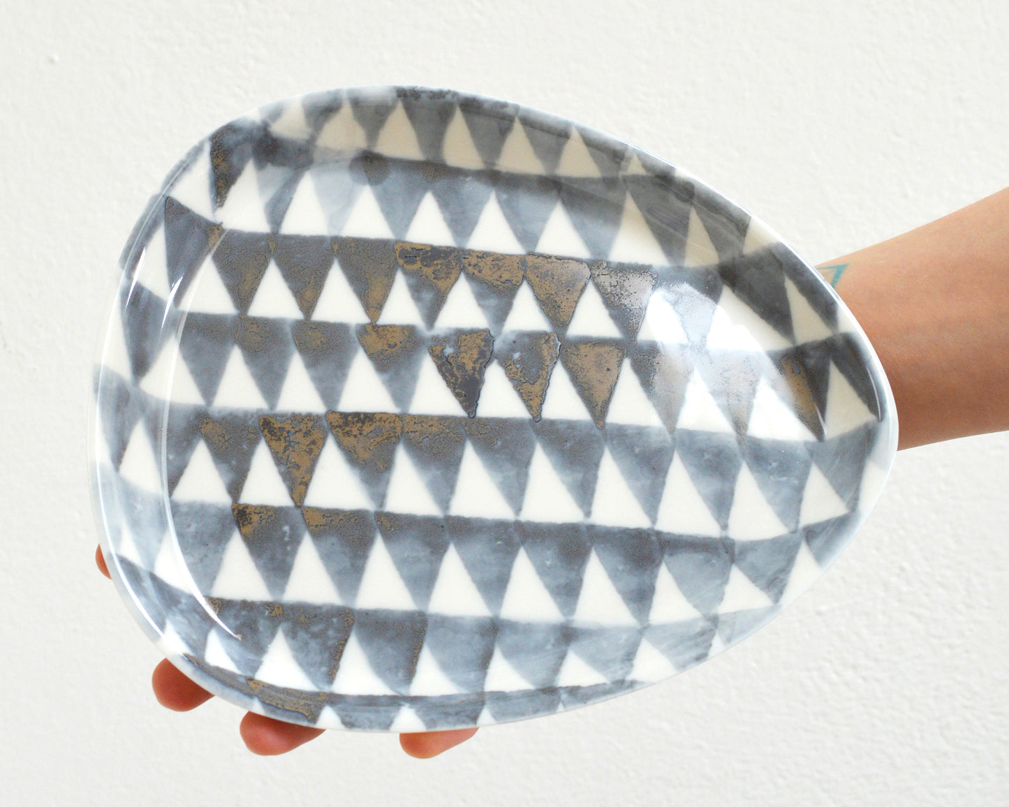 TRIANGLE Porcelain Plate - Grey